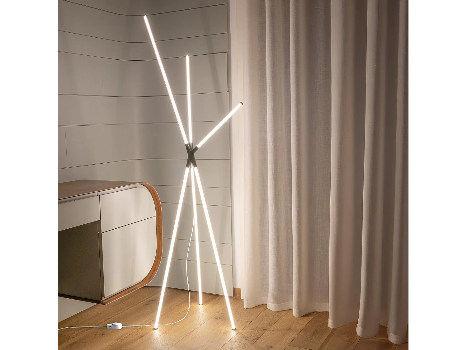 Candeeiro de pé LED brilhante com design de tripé em alumínio branco, temperatura de cor ajustável, 36W, altura 191,7 cm, IP20, série Escultural.