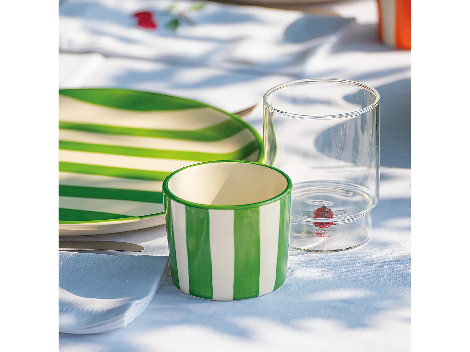 Jogo de 2 pratos rasos com listras artesanais, 28 cm, fabricados na Itália, design elegante e moderno, cor verde, serviço de mesa de alta qualidade.