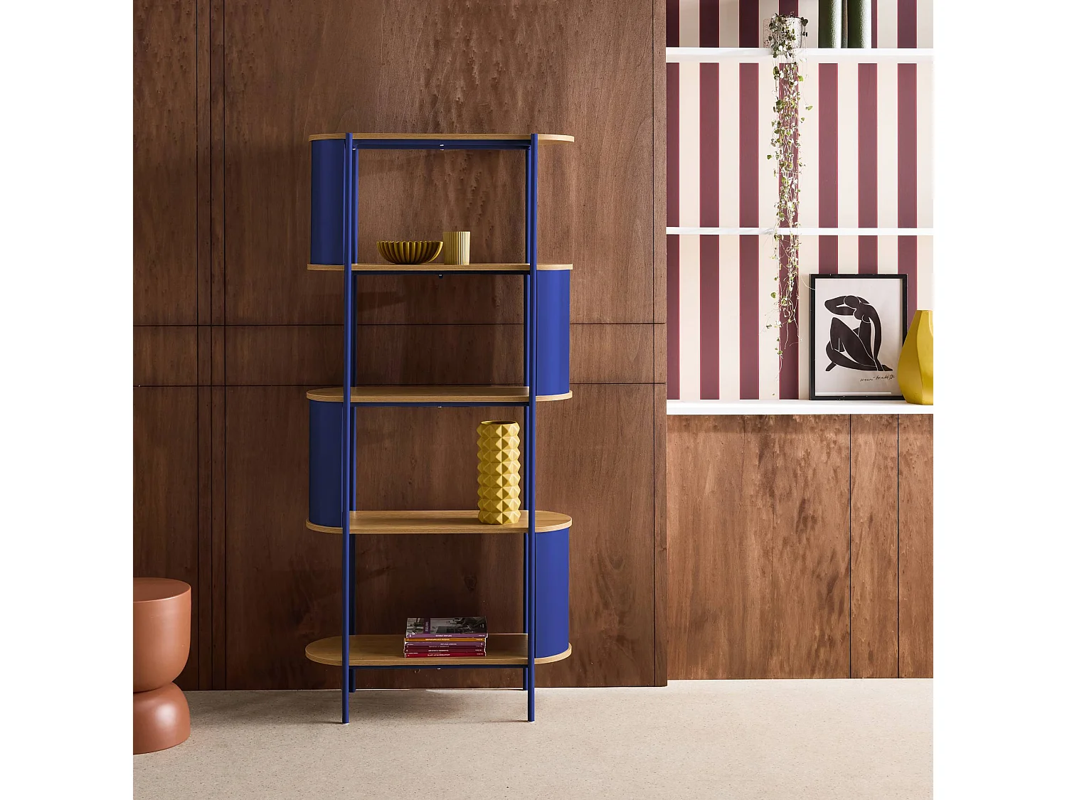 Libreria in metallo curvato e legno a 5 livelli, blu