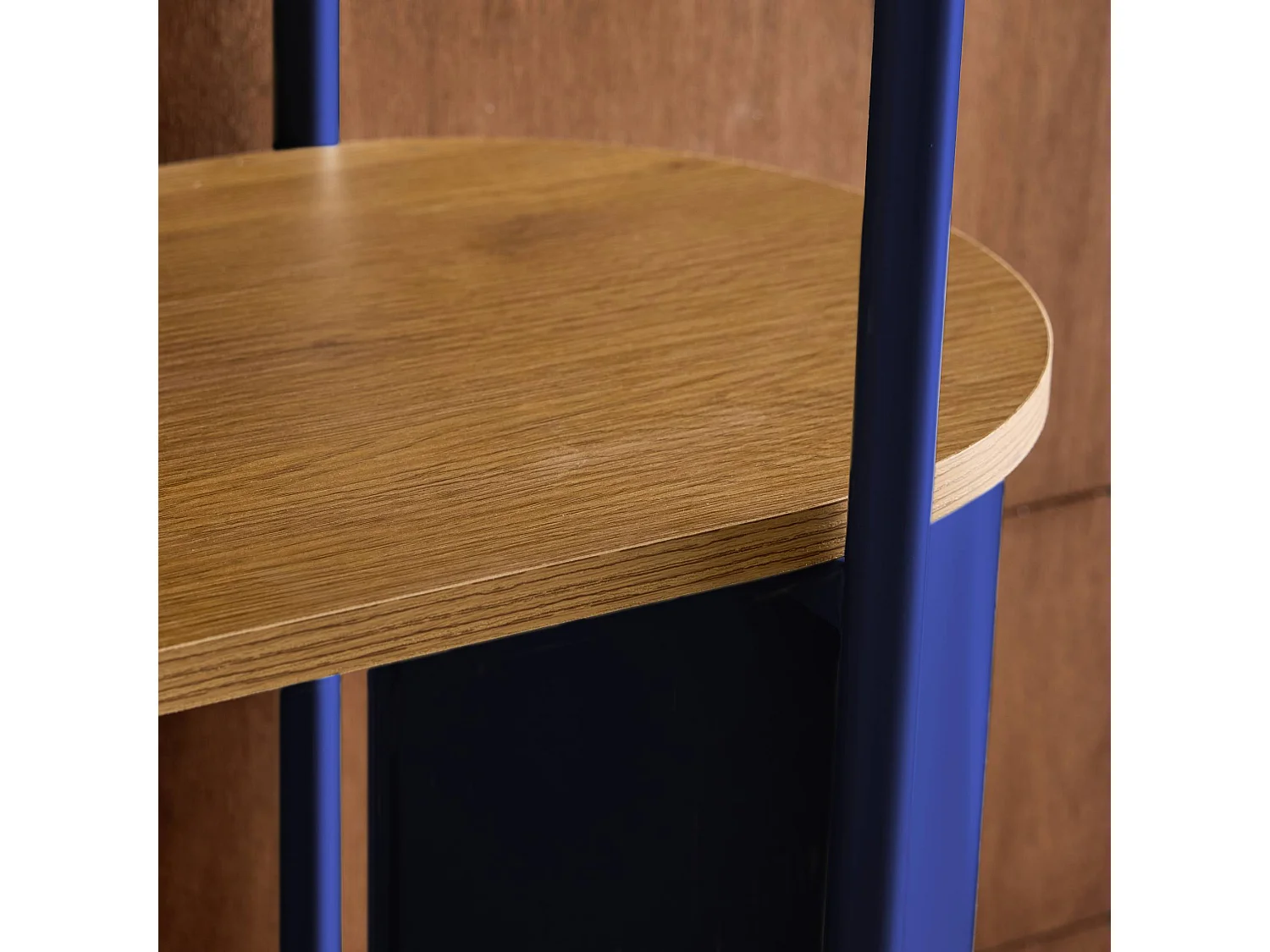 Libreria in metallo curvato e legno a 5 livelli, blu