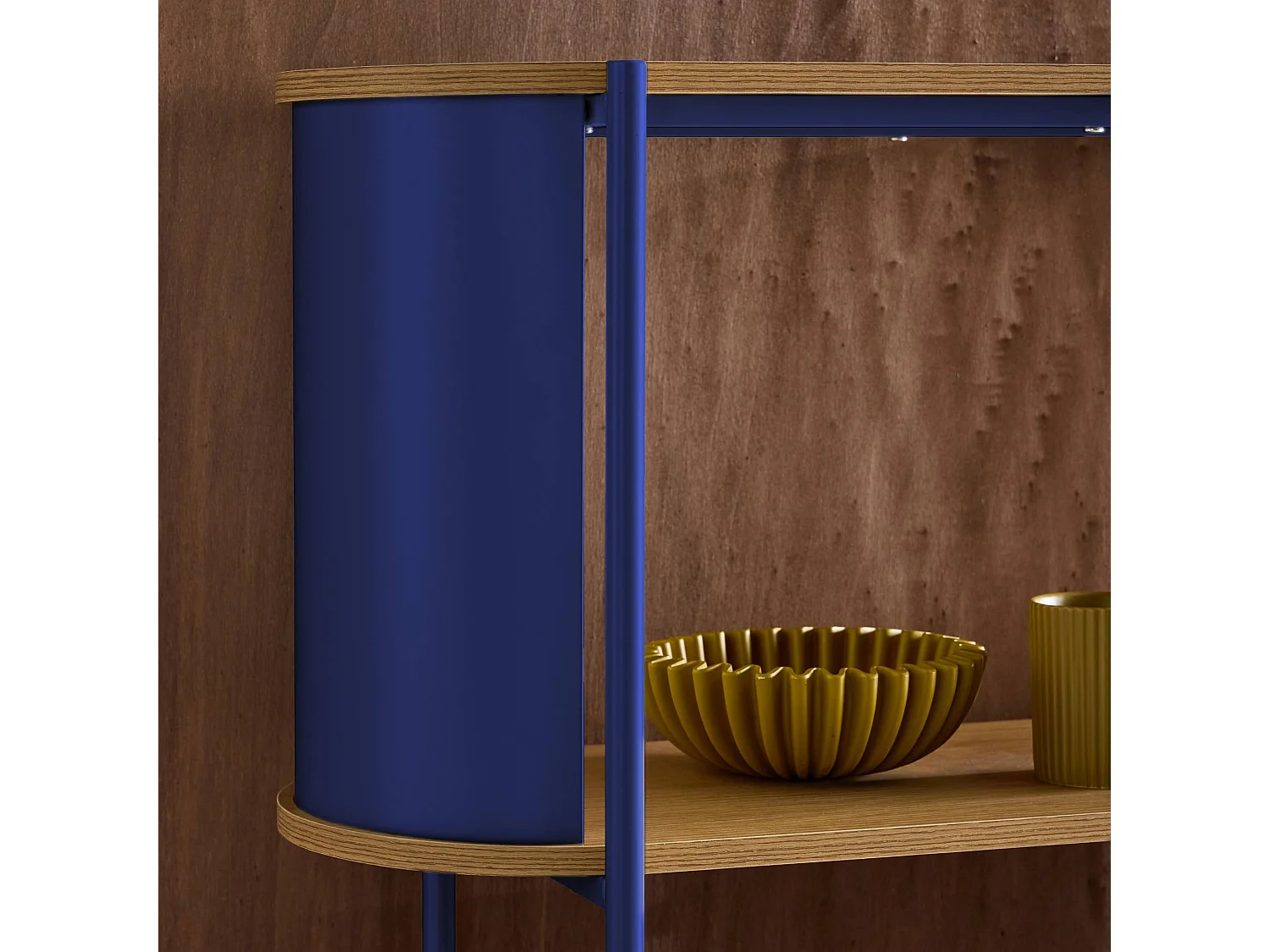 Libreria in metallo curvato e legno a 5 livelli, blu