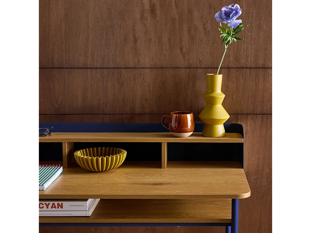 Escritorio de metal y decoración de madera con 3 nichos azul