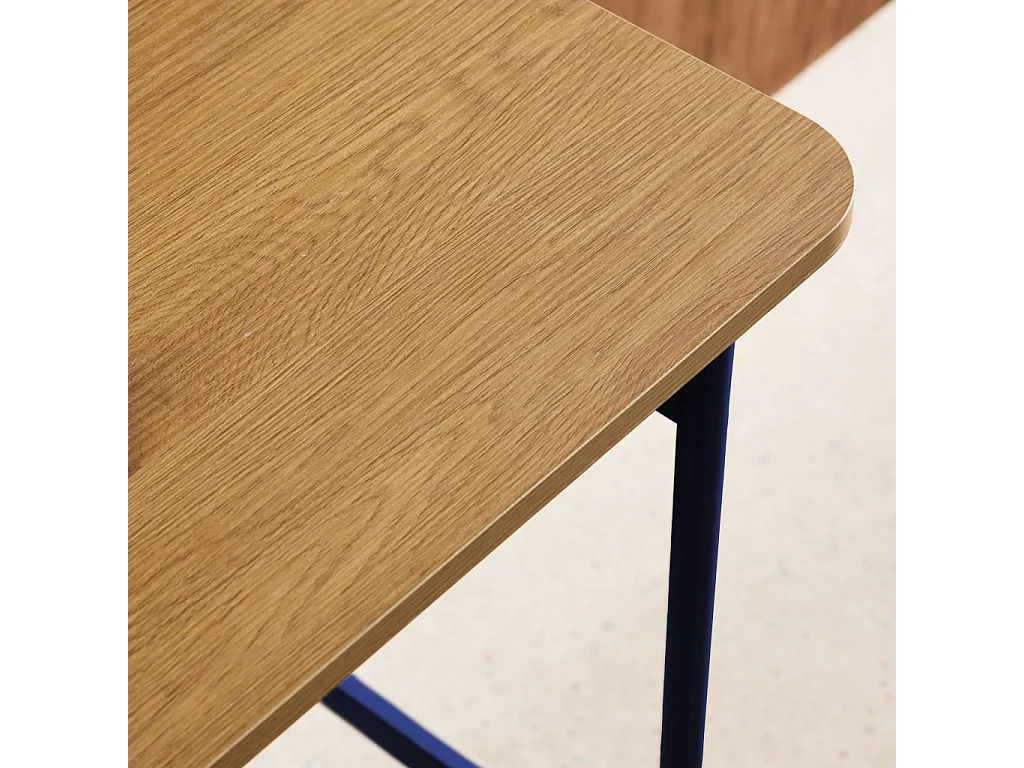 Escritorio de metal y decoración de madera con 3 nichos azul