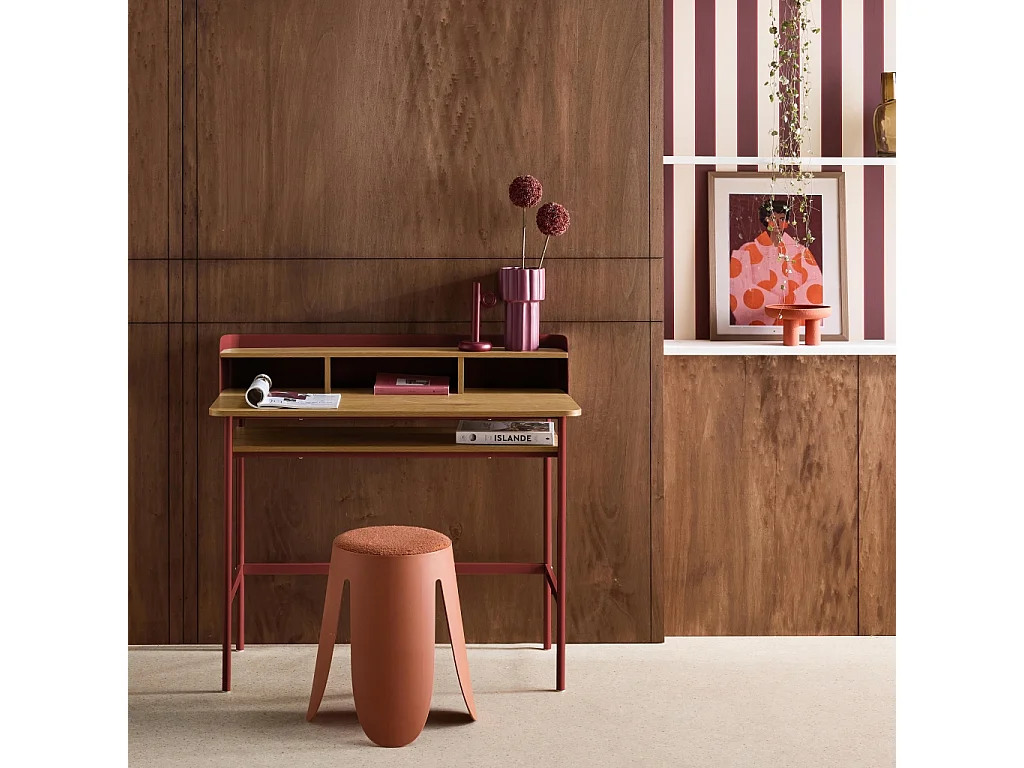 Escritorio de metal y decoración de madera con 3 nichos rojo