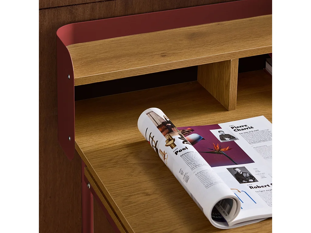 Escritorio de metal y decoración de madera con 3 nichos rojo