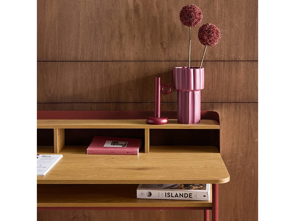 Escritorio de metal y decoración de madera con 3 nichos rojo