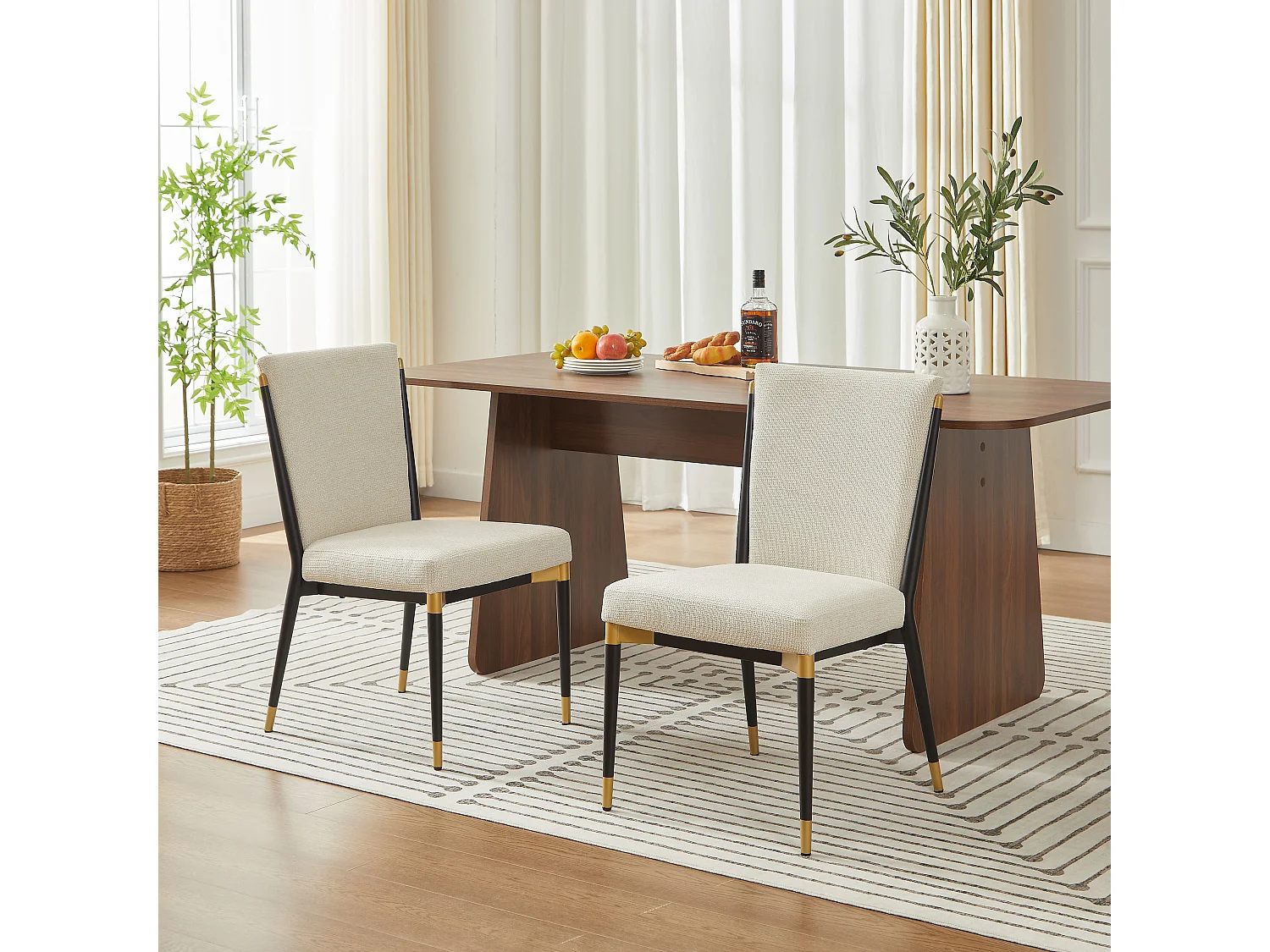 Set di 2 sedie da pranzo in tessuto beige con gambe nere e dorate