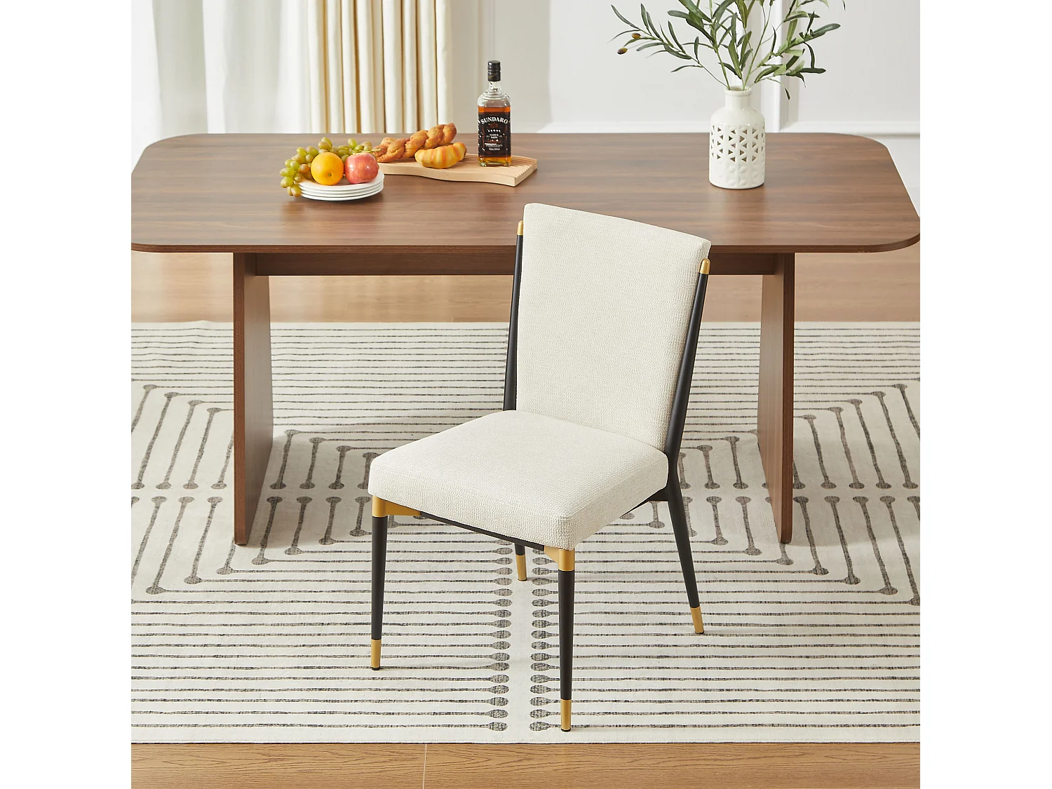Set di 2 sedie da pranzo in tessuto beige con gambe nere e dorate