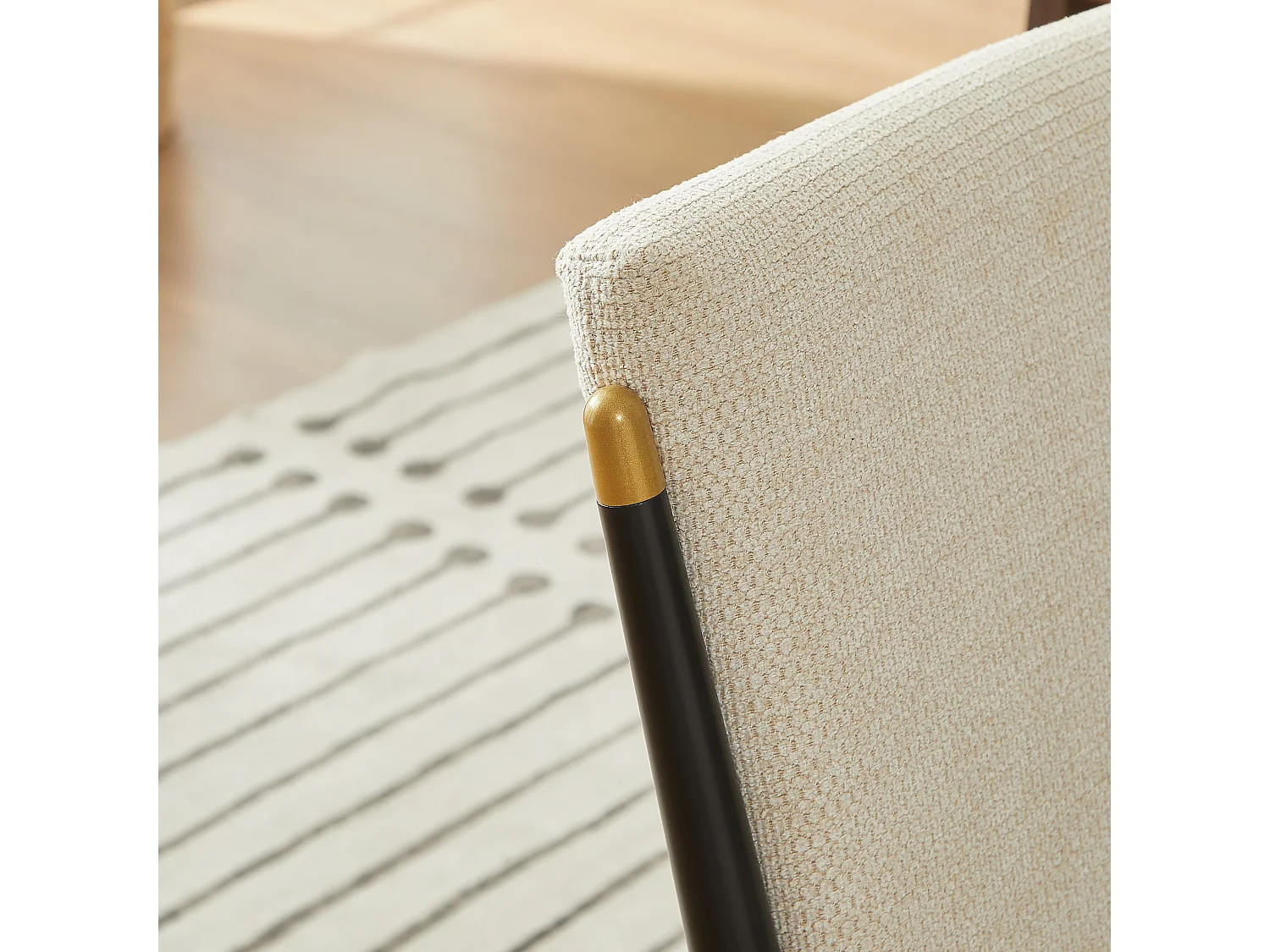 Set di 2 sedie da pranzo in tessuto beige con gambe nere e dorate