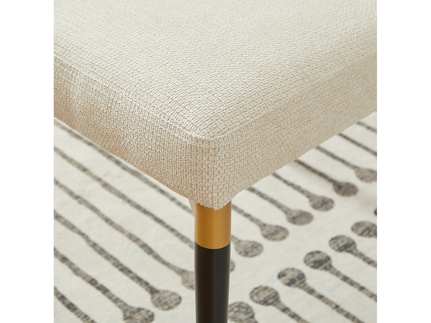 Set di 2 sedie da pranzo in tessuto beige con gambe nere e dorate