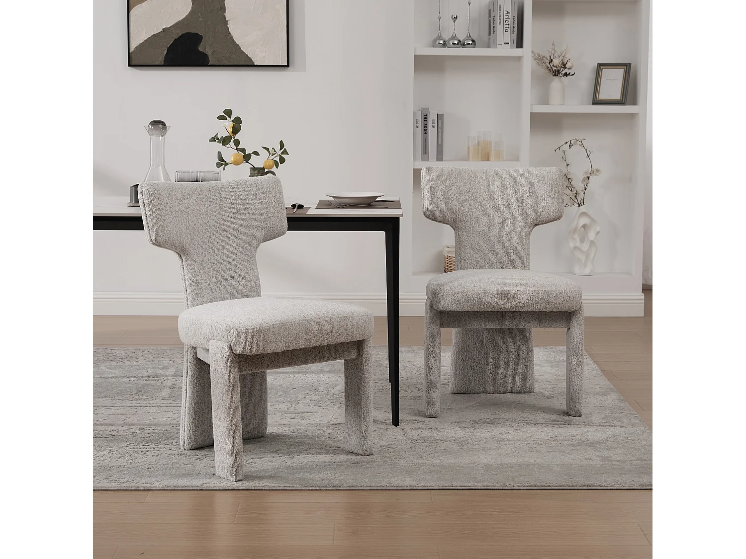 Set van 2 chenille eetkamerstoelen met houten poten en gebogen rugleuning in beige