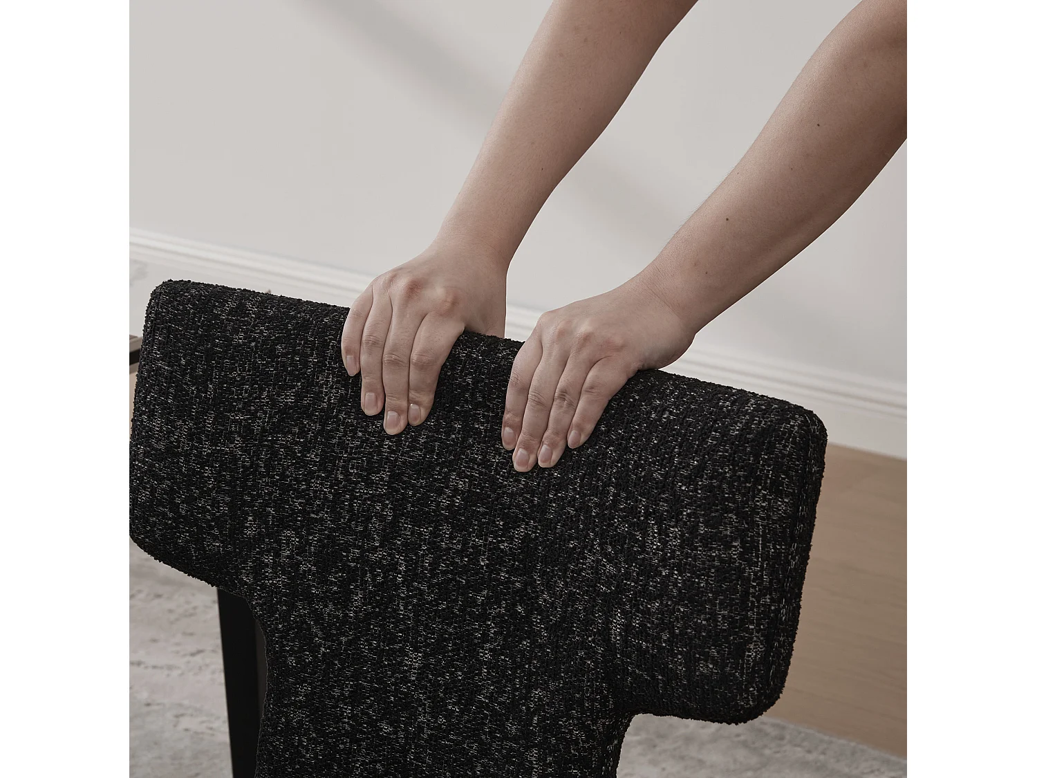 Set van 2 chenille eetkamerstoelen met houten poten en gebogen rugleuning in zwart