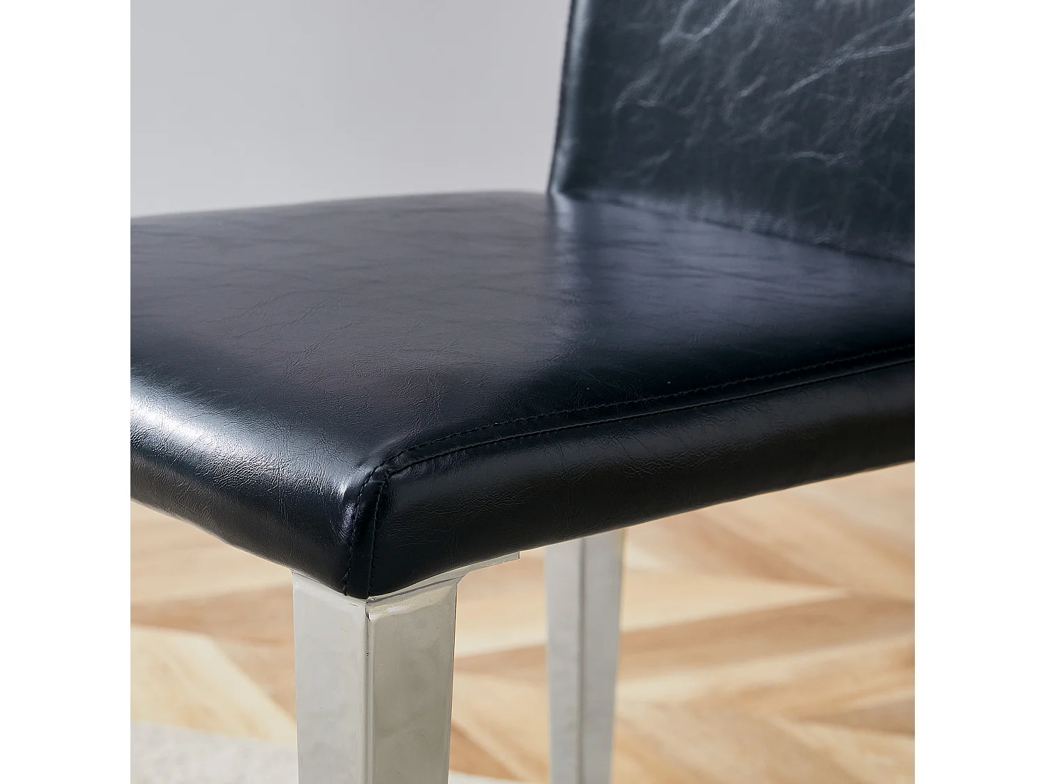 Set van 4 eetkamerstoelen in zwart kunstleer met zilverkleurige metalen poten