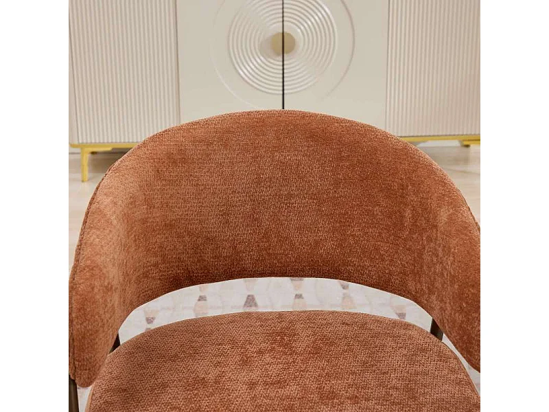 Chaise de salle à manger en chenille orange avec accoudoirs et pieds en métal finition laiton vieilli