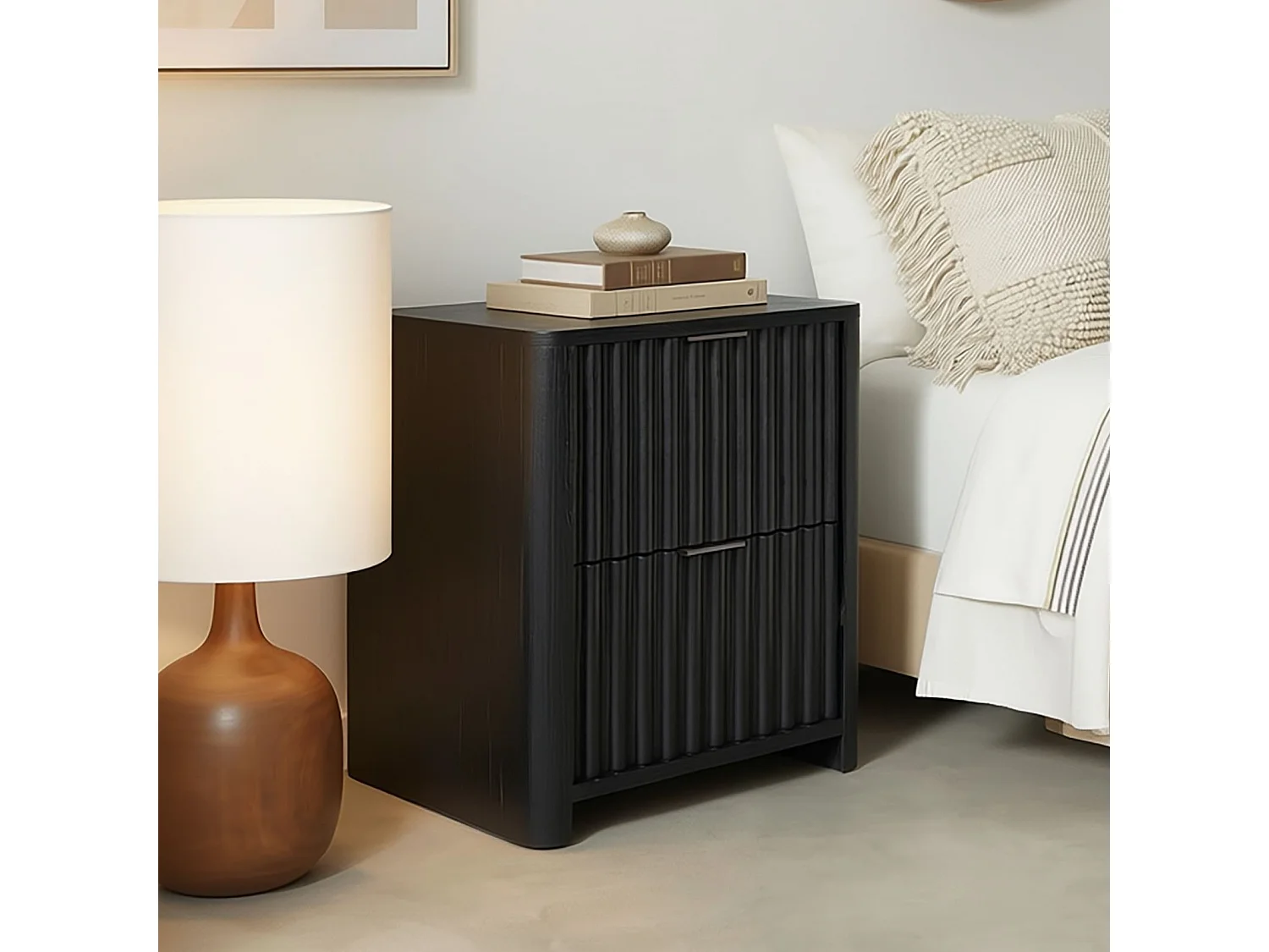Table de Chevet ELLA H 50 cm Avec 2 Tiroirs en Bois Noir, Façades Striées, Poignées en Métal, Table de Nuit Contemporaine