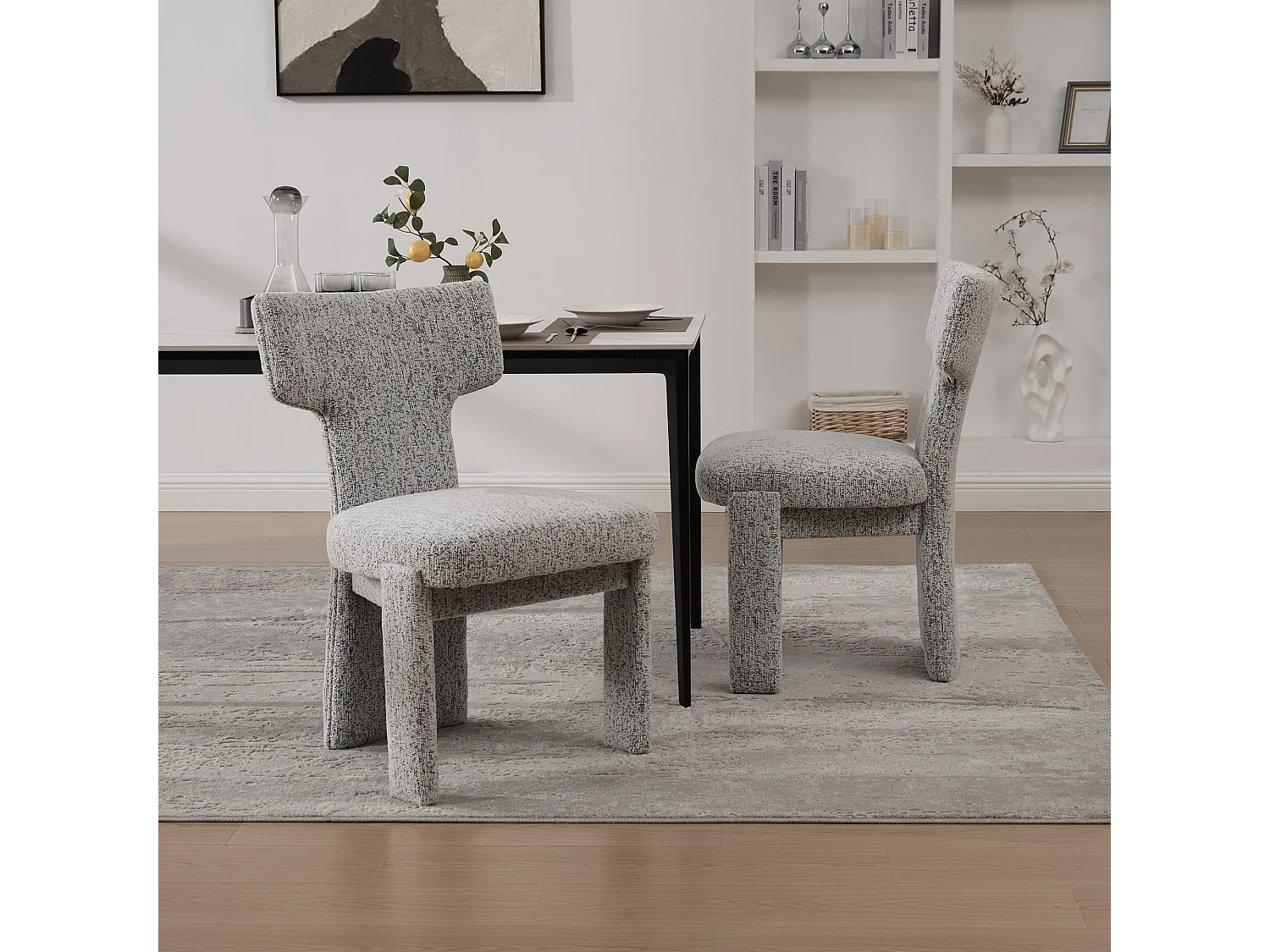 Set van 2 chenille eetkamerstoelen met houten poten en gebogen rugleuning in lichtgrijs en wit