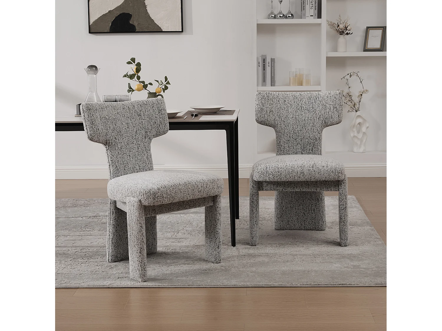 Set van 2 chenille eetkamerstoelen met houten poten en gebogen rugleuning in lichtgrijs en wit