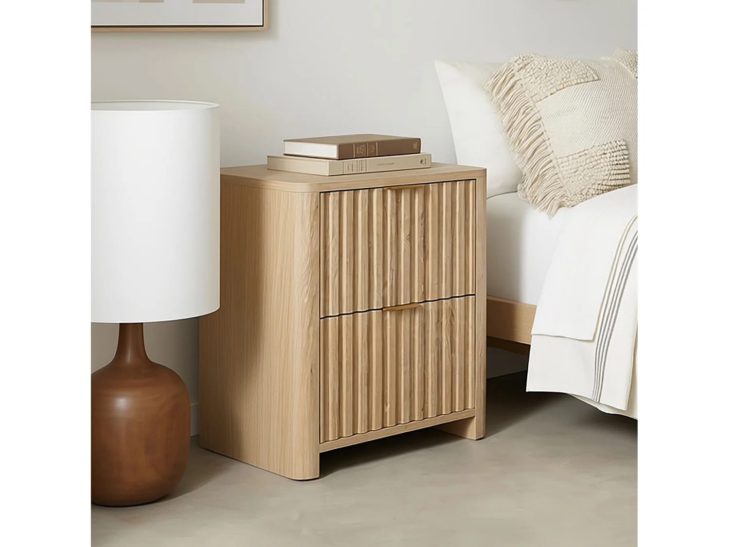 Table de Chevet ELLA H 50 cm Avec 2 Tiroirs en Bois Coloris Chêne, Façades Striées, Poignées en Métal, Table de Nuit Contemporaine
