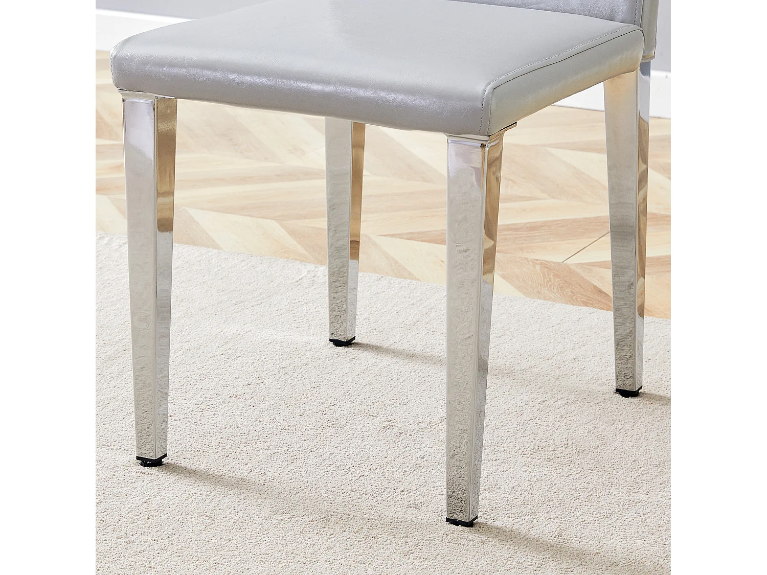 Lot de 4 chaises de salle à manger en similicuir gris clair avec pieds en métal argenté