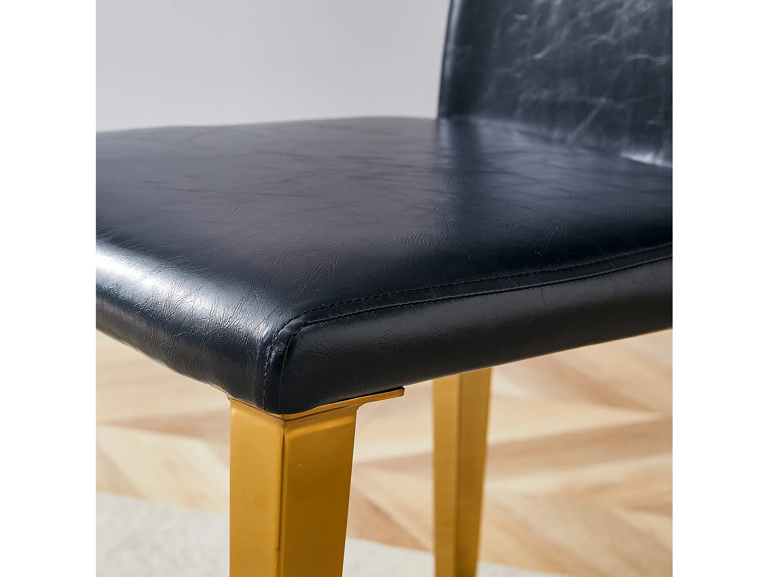 Lot de 4 chaises de salle à manger en similicuir noir avec pieds en métal doré