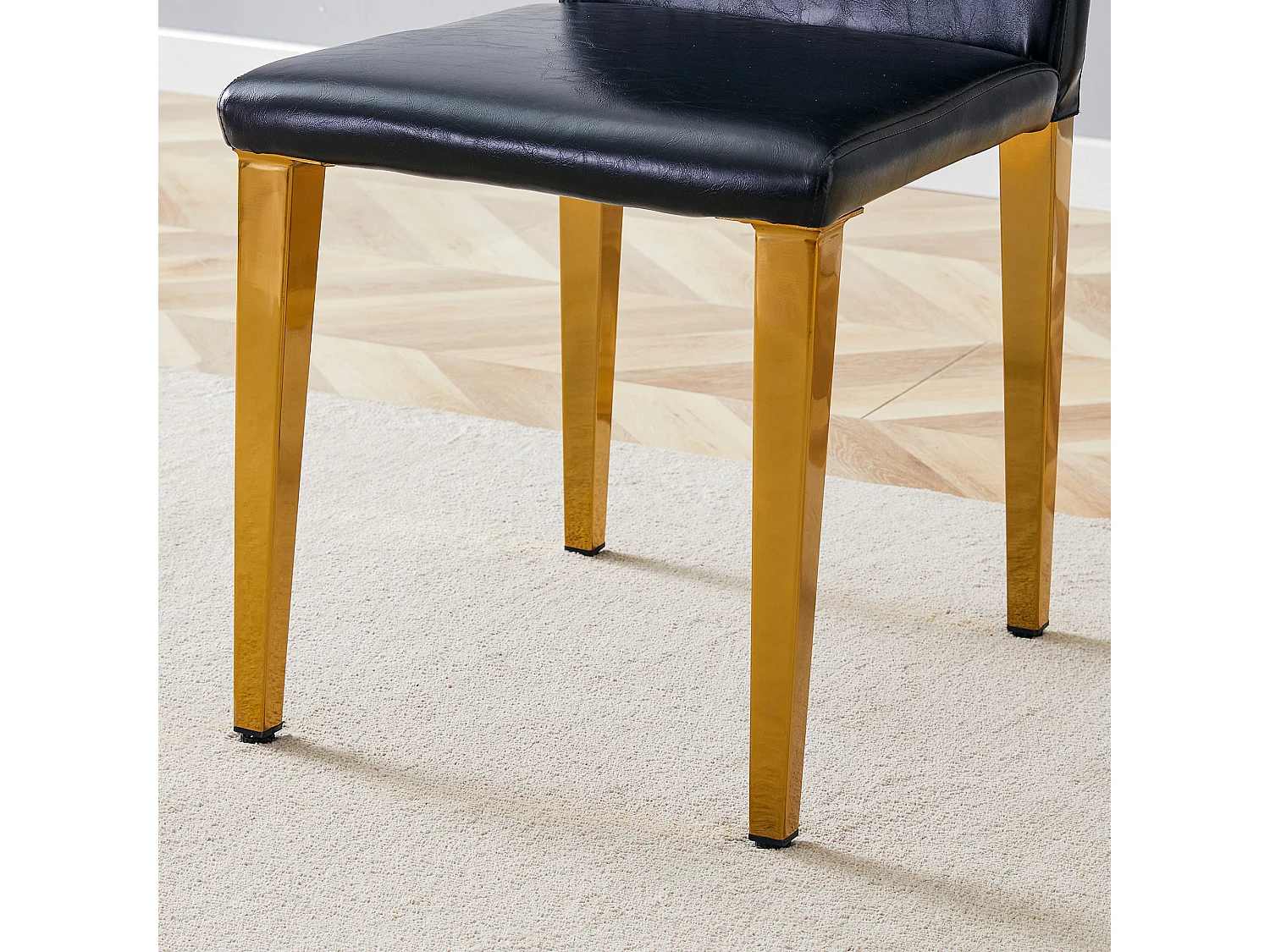 Lot de 4 chaises de salle à manger en similicuir noir avec pieds en métal doré