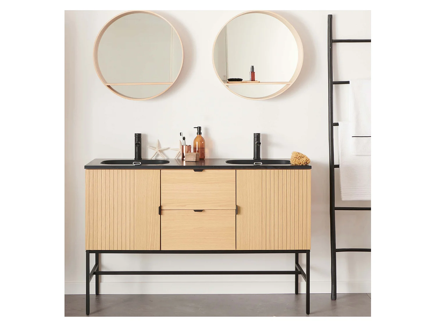 Dubbel meubel 140cm eiken, zwarte kranen en ronde spiegels STUDIO