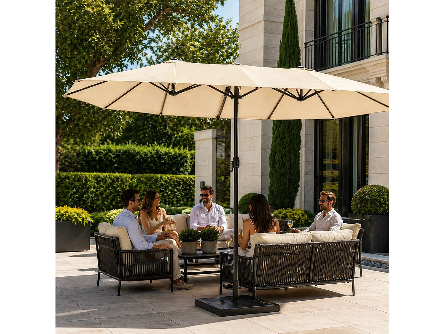 Ombrellone Doppio Da Esterno 4.6 x 2.4 M Per Esterno Piscina Terrazzo Con Palo In Acciaio In Poliestere Impermeabilie Anti UV Apertura A Manovella Beige