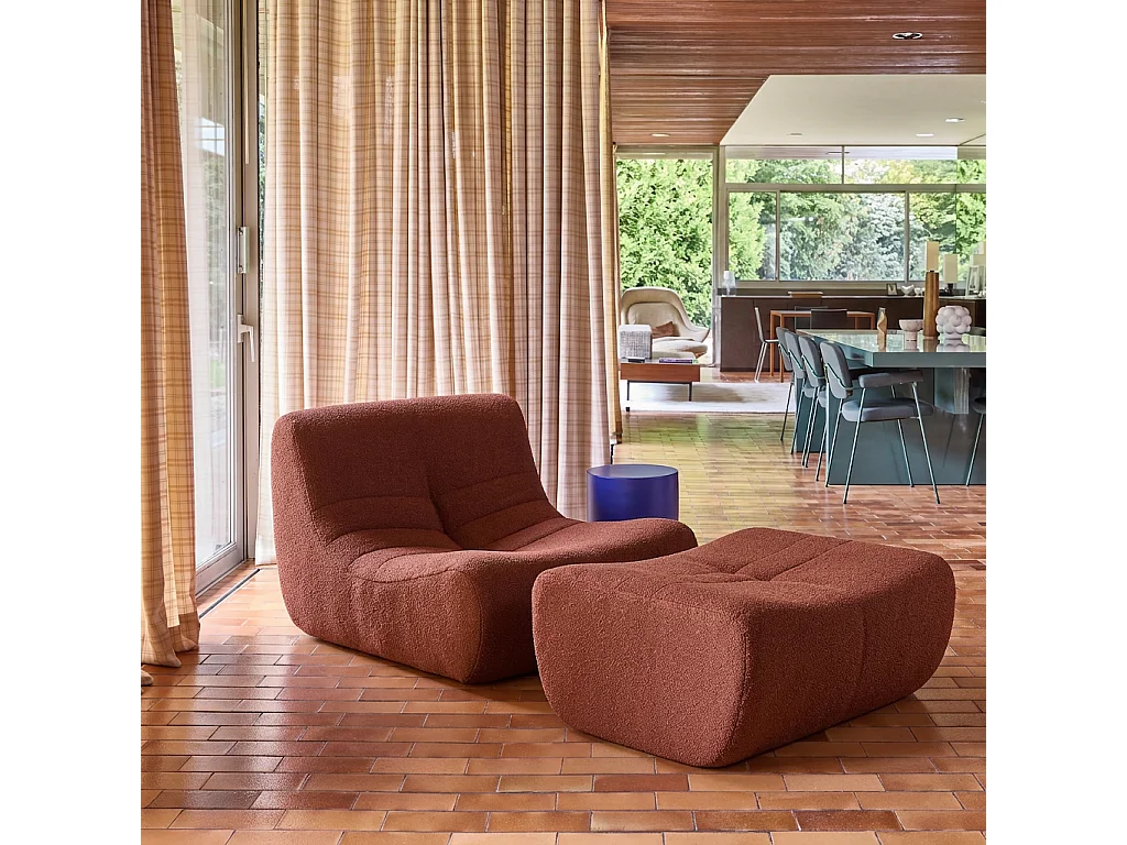 Sillón de borreguito texturizada con reposapiés terracota
