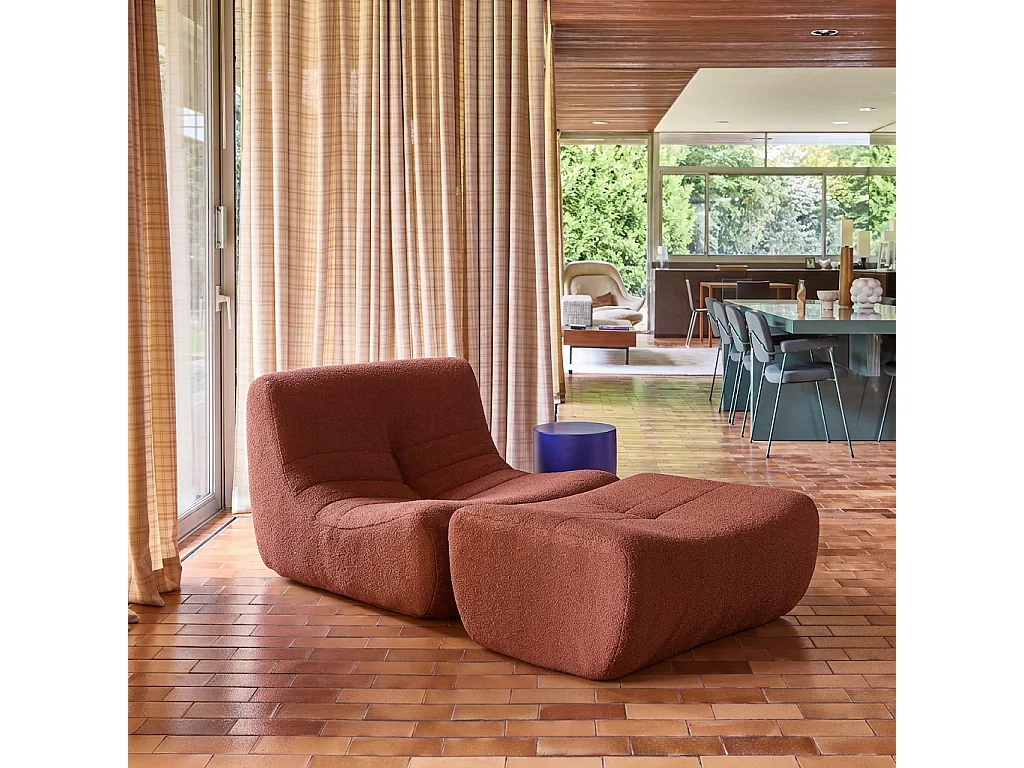 Sillón de borreguito texturizada con reposapiés terracota