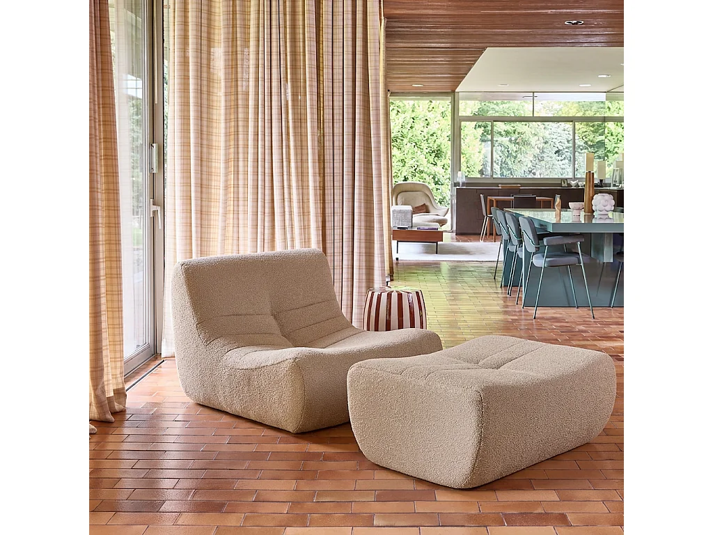 Sillón de borreguito texturizada con reposapiés beige