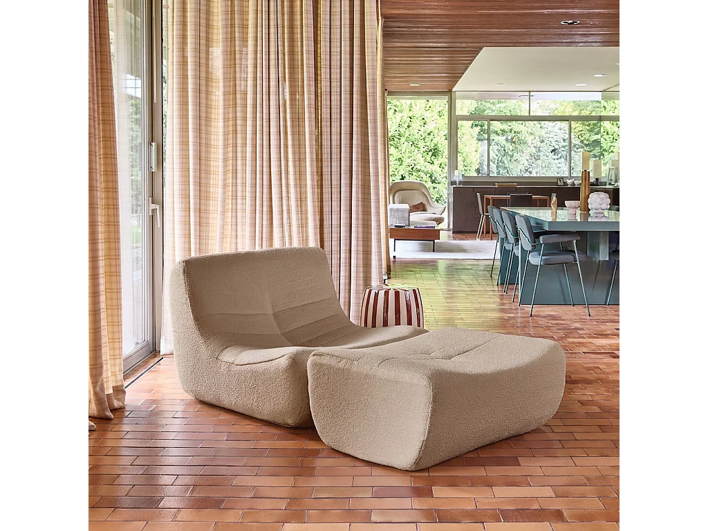 Sillón de borreguito texturizada con reposapiés beige