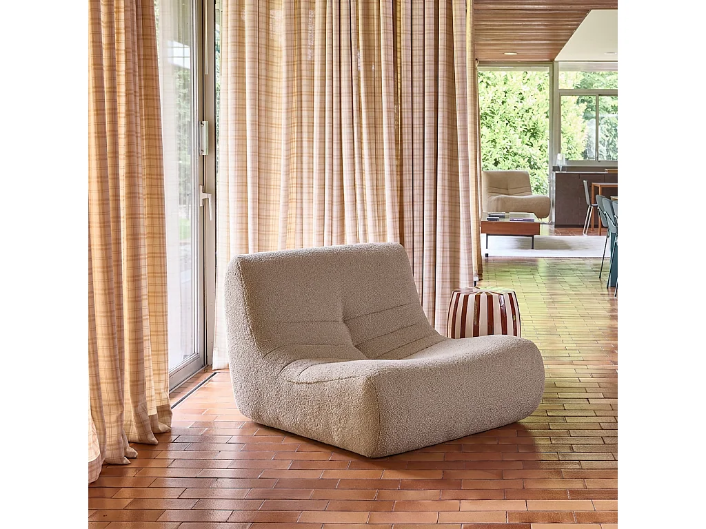 Sillón de borreguito texturizada con reposapiés beige