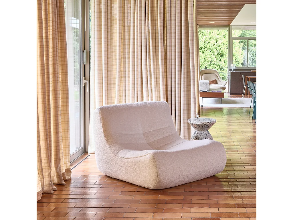 Sillón de borreguito texturizada con reposapiés blanco
