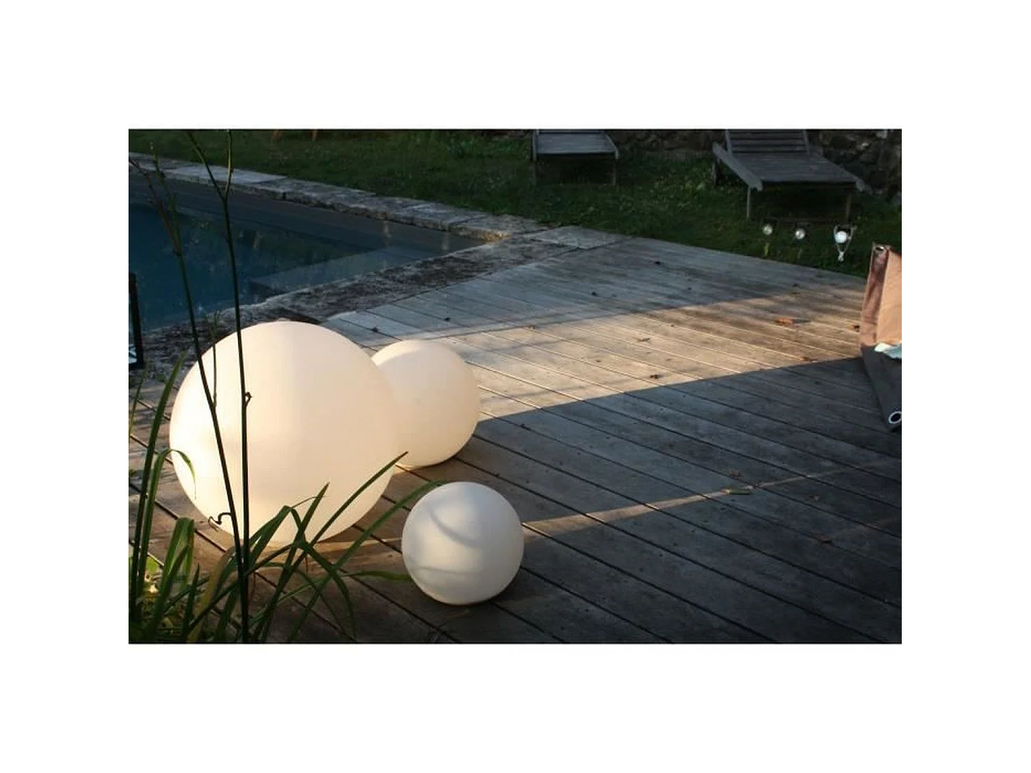 Solar Luna Medium Farbwechselnde Gartenkugel - PE - Outdoor