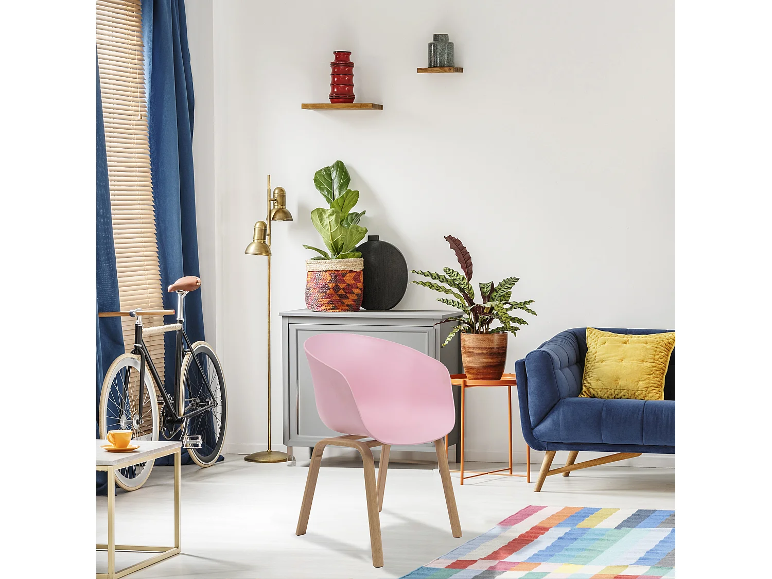 Silla Rosa Escandinava con Reposabrazos Integrados y Patas de Madera de Haya Natural - CUTE