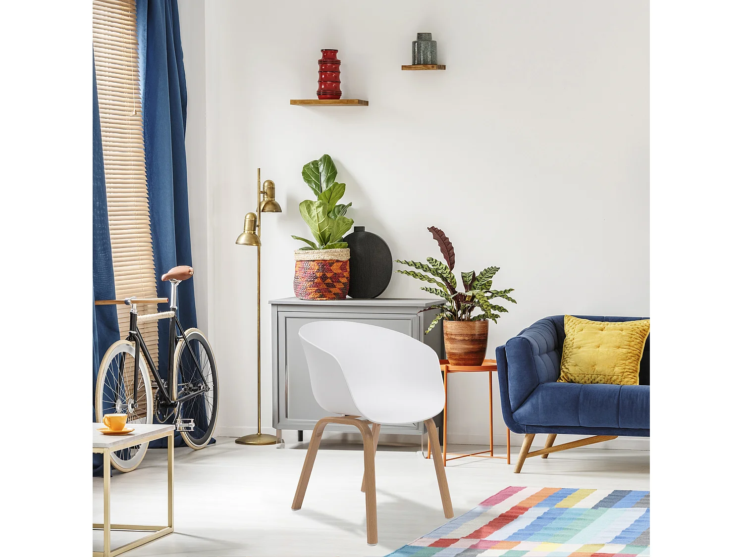 Silla blanca escandinava con reposabrazos integrados y patas de madera de haya natural - CUTE
