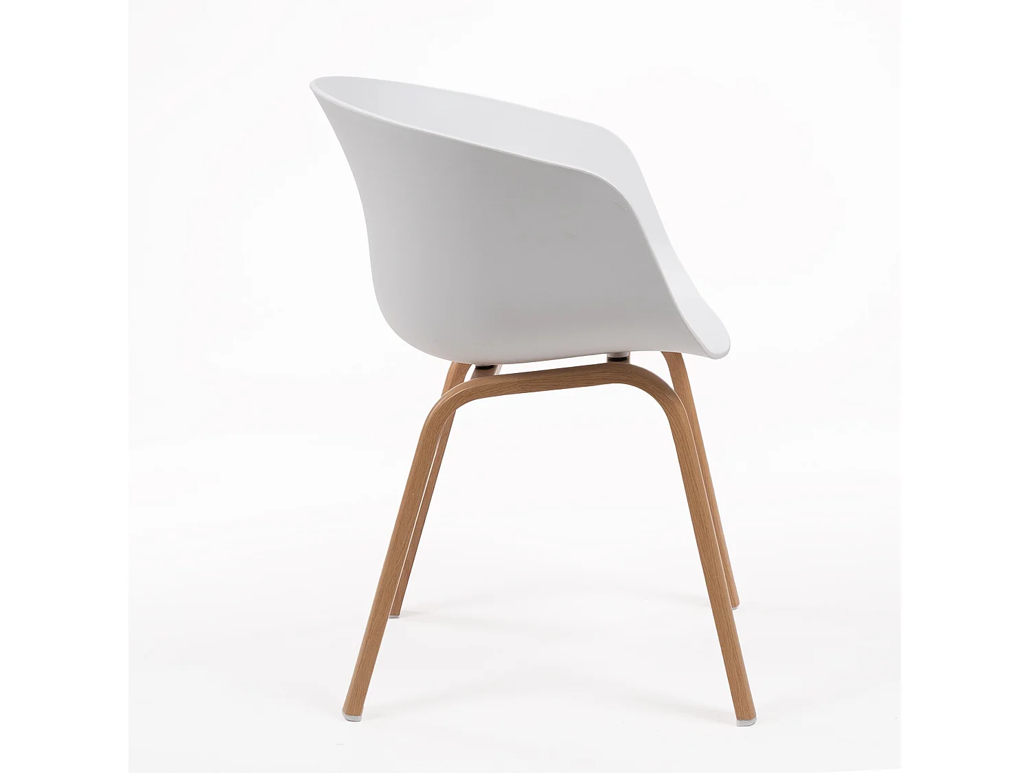 Silla blanca escandinava con reposabrazos integrados y patas de madera de haya natural - CUTE