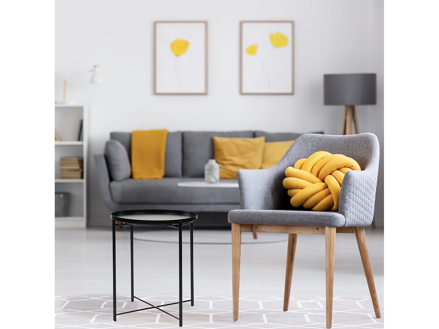 Table d’appoint scandinave noire avec plateau rond et pieds en bois – Nordic Plate