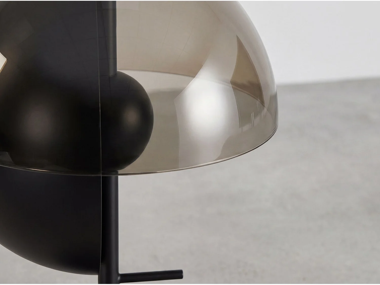 Lampe de table en verre fumé ambre et acier noir et blanc avec base en acier noir 8112 ANGEL CERDA