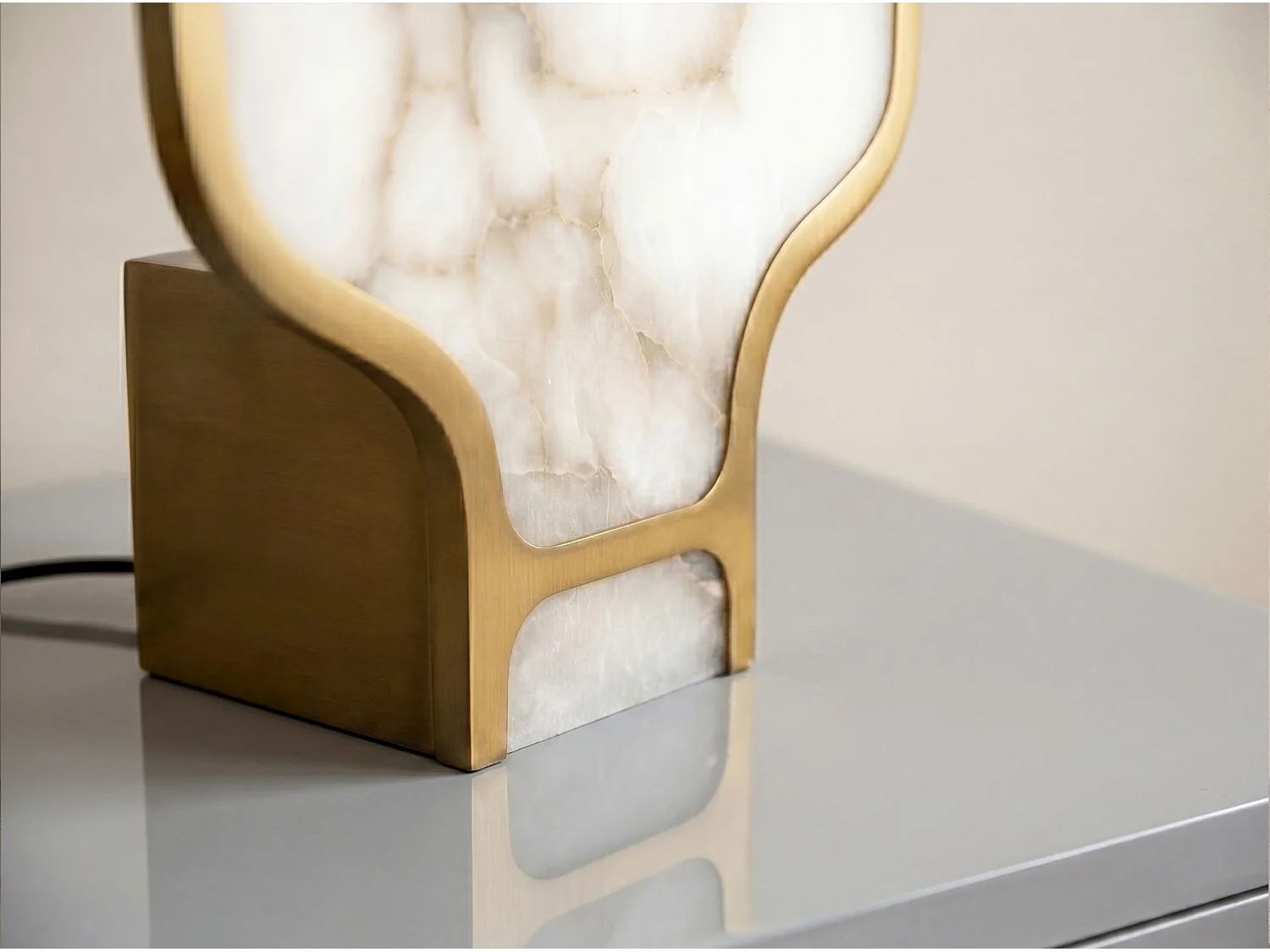 Lampe de table en pierre naturelle d’Alabâtre et acier poli doré 8118 THE LUMINE