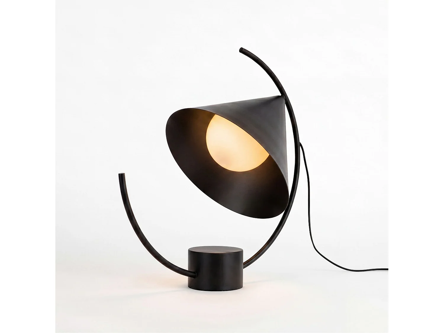 Lampe de table en acier noir 8117 THE LUMINE