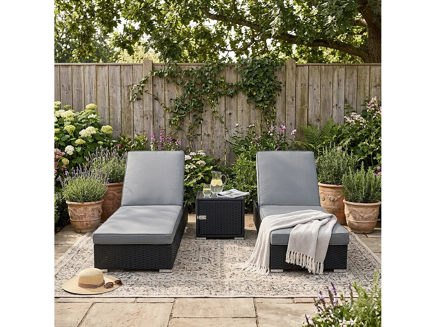 Polyrattan ligbed set 3-delig – 2 verstelbare zwarte ligbedden & bijzettafel