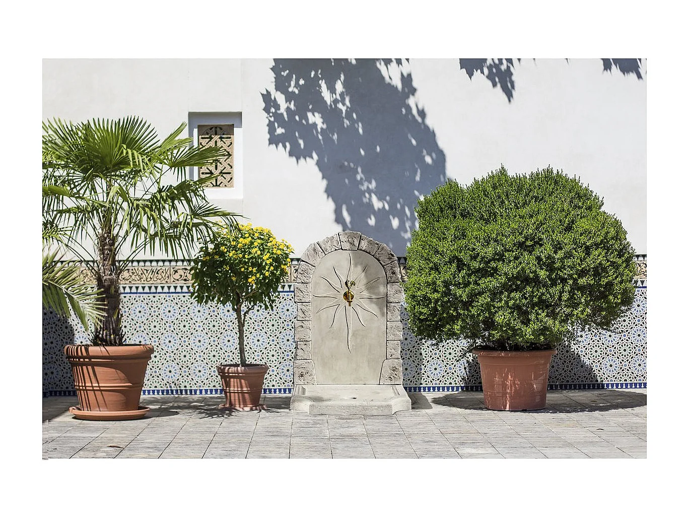 Fuente mural de piedra reconstituida "Calypso" con grifo de latón - Ideal para la decoración de su jardín