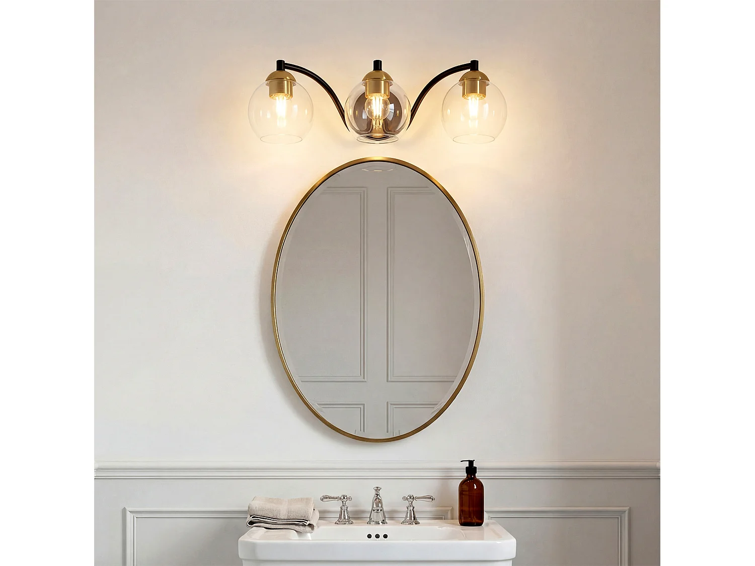 Moderne badkamerlamp met 3 lichtpunten, bolvormige glazen badkamerlamp met metalen frame, E27 fitting, lampen niet inbegrepen.