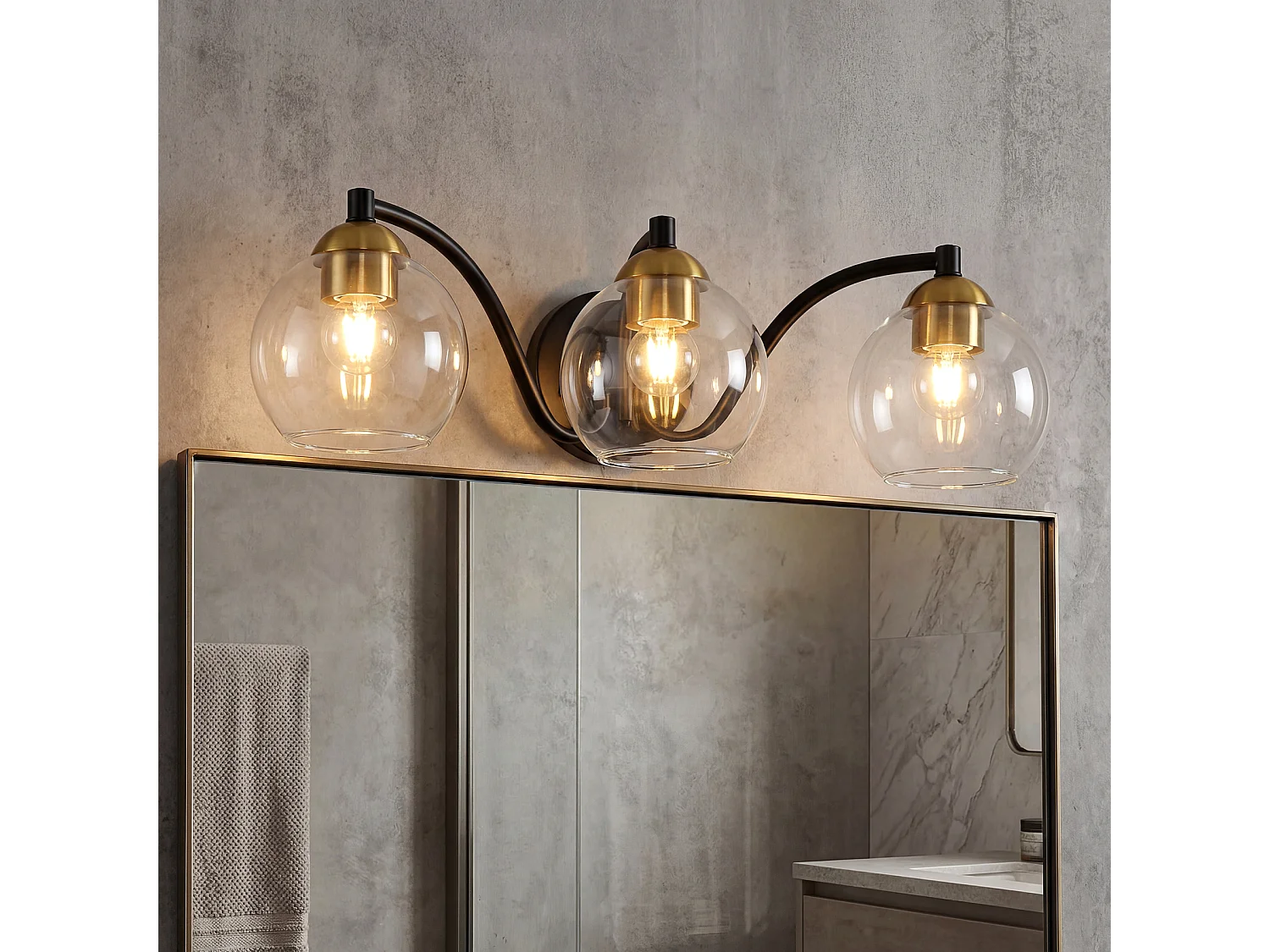 Moderne badkamerlamp met 3 lichtpunten, bolvormige glazen badkamerlamp met metalen frame, E27 fitting, lampen niet inbegrepen.