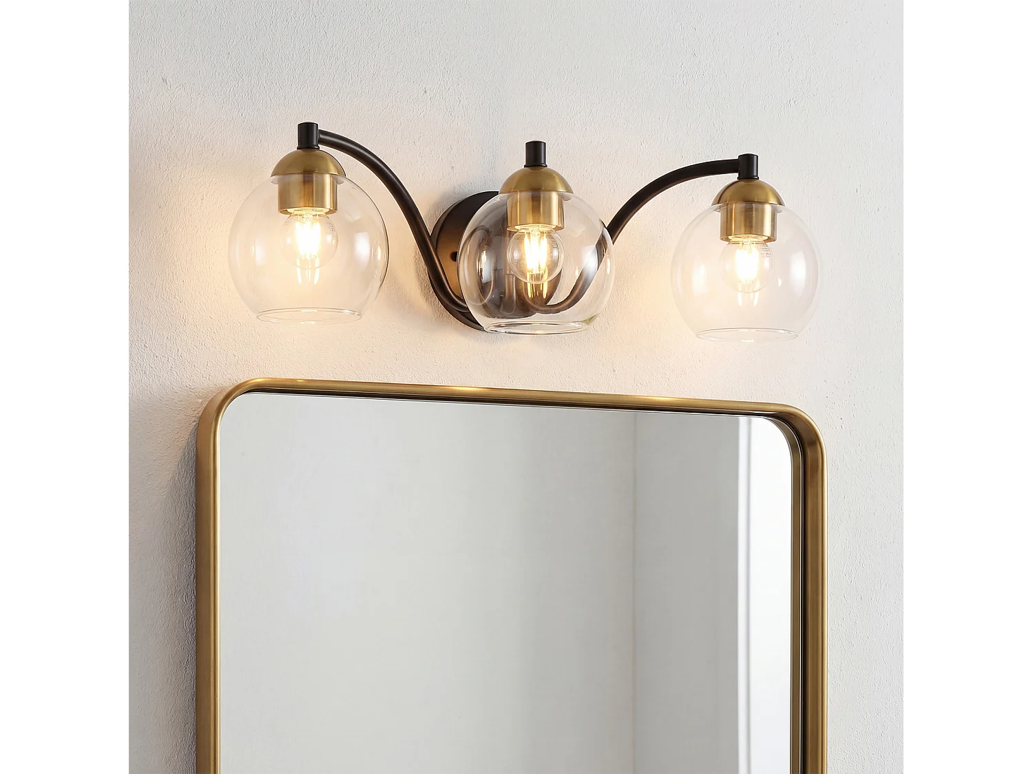 Moderne badkamerlamp met 3 lichtpunten, bolvormige glazen badkamerlamp met metalen frame, E27 fitting, lampen niet inbegrepen.