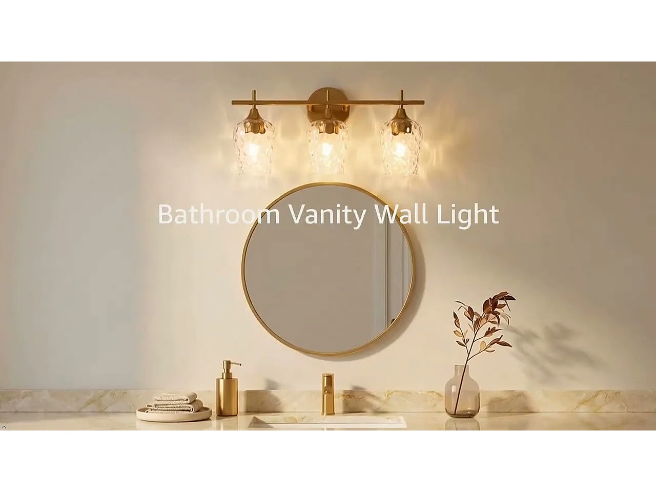 Gouden badkamerwandlamp met 3 lichtpunten en golvende glazen kappen, E27 fitting, geschikt voor badkamerspiegels. Lampen niet inbegrepen.