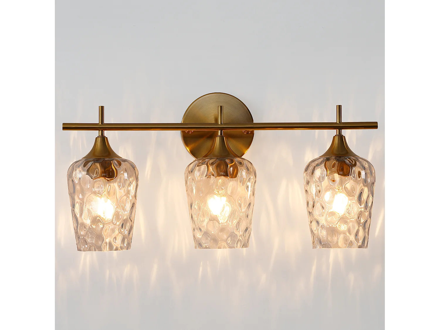 Gouden badkamerwandlamp met 3 lichtpunten en golvende glazen kappen, E27 fitting, geschikt voor badkamerspiegels. Lampen niet inbegrepen.