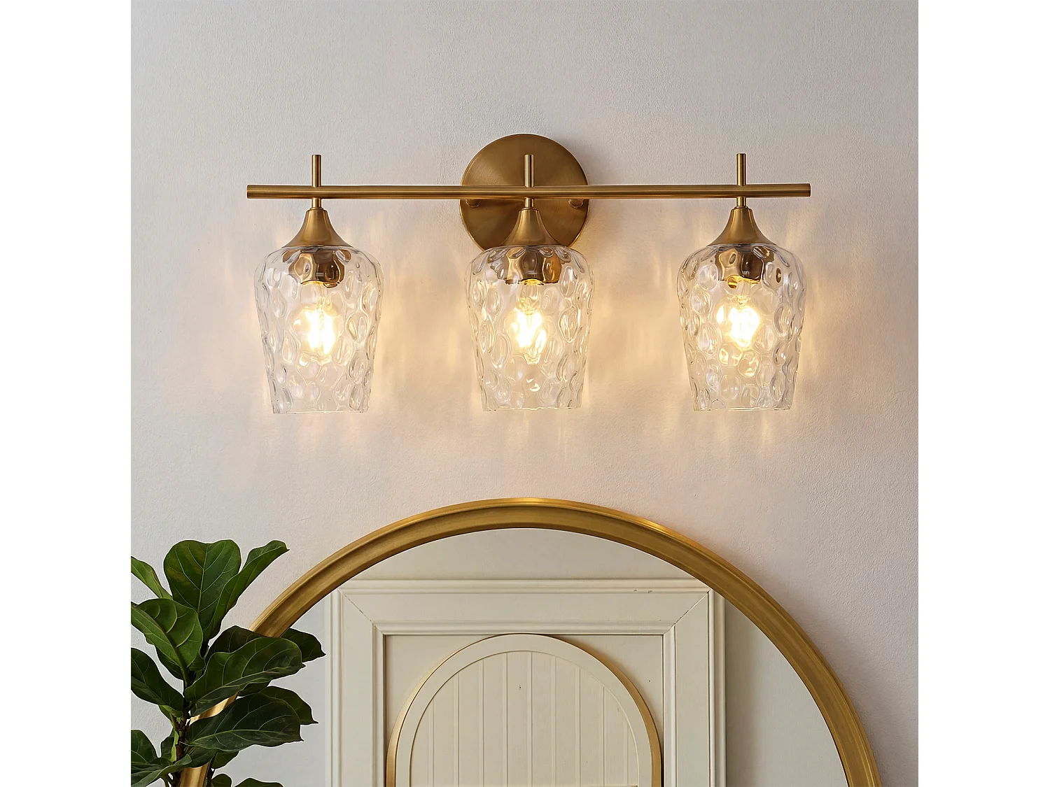 Gouden badkamerwandlamp met 3 lichtpunten en golvende glazen kappen, E27 fitting, geschikt voor badkamerspiegels. Lampen niet inbegrepen.