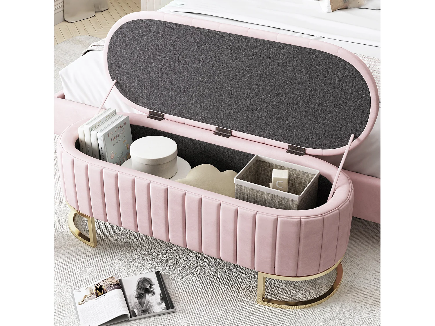 Banquette capitonné en velours rose avec pieds dorés